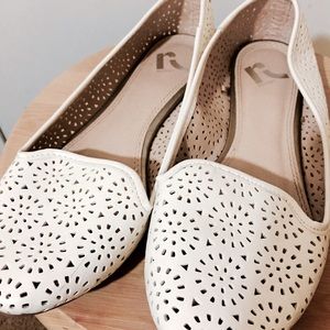Report white Flats (size 7.5)