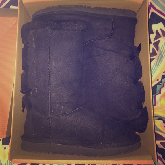 Black bow uggs size 8