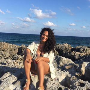 Meet your Posher, Dominique