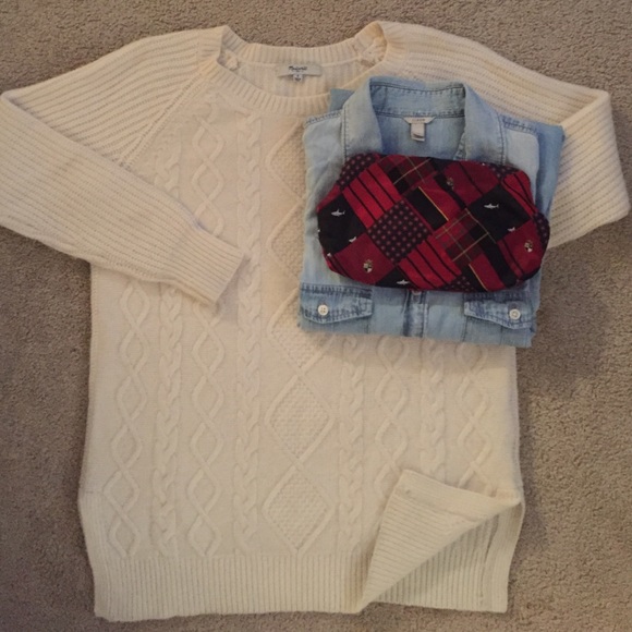 Cable-knit split-hem cream Merino wool sweater