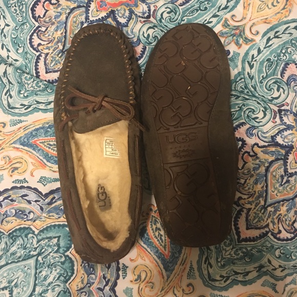 LIKE NEW UGG SLIPPERS FOR THOSE COLD WINTER DAYS