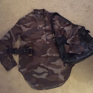 Covered-placket camo-print poplin tunic