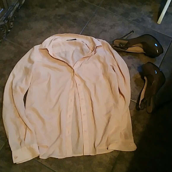 Limited  peach button blouse