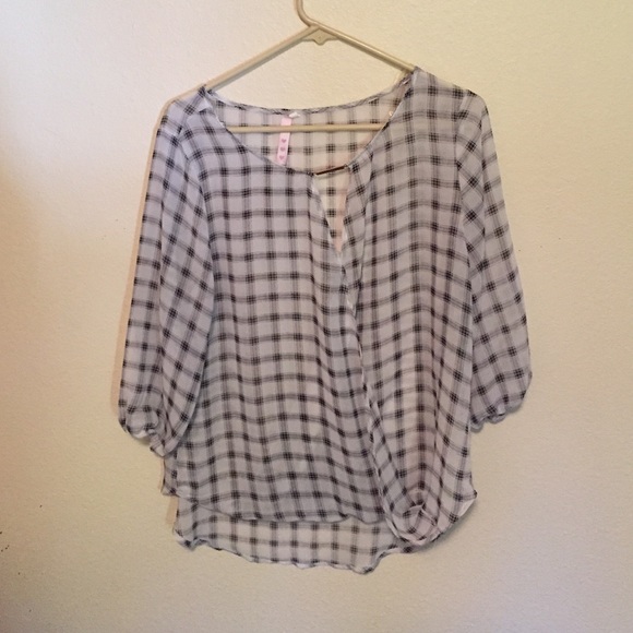 Black and white shirt - Picture 1 of 3