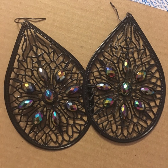 Different color stones in the black oval earring.