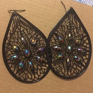 Different color stones in the black oval earring.