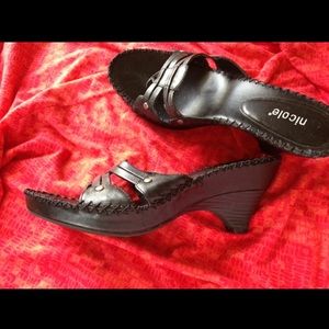 Black Nicole sandals heels. Cute & comfortable! LN