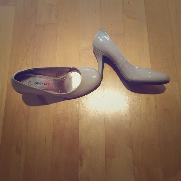NWOT patent leather 3in nude heels
