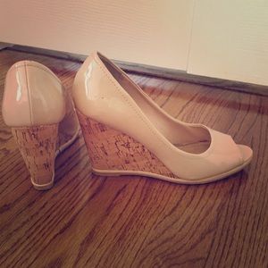 Tan/nude patent leather peep toe wedges sz 7