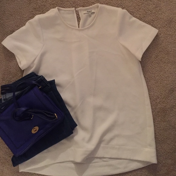 Short-sleeved white crepe high-low blouse