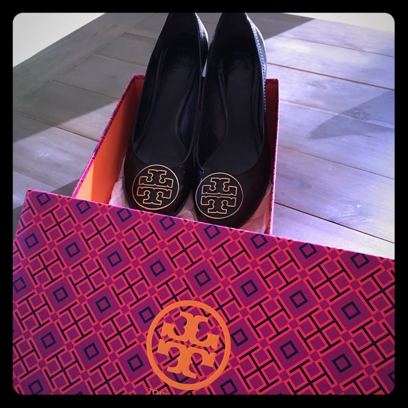 Tory Burch Amy Pump Patent Leather Gold Logo