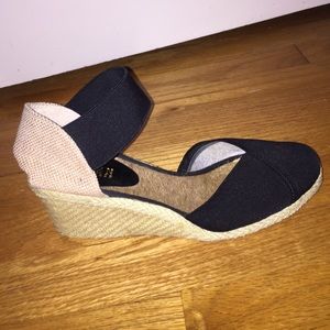 Black wedged sandals