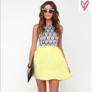 *NEW* Cute Printed Dress w/Yellow Bottom Sz Sm 💛