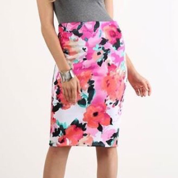 🎉1 HR SALE🎉 Floral Pencil Skirt - Picture 2 of 2