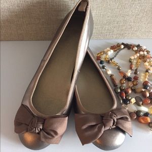 GAP Flats with Bow