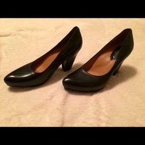 Earthies Black Leather Pumps