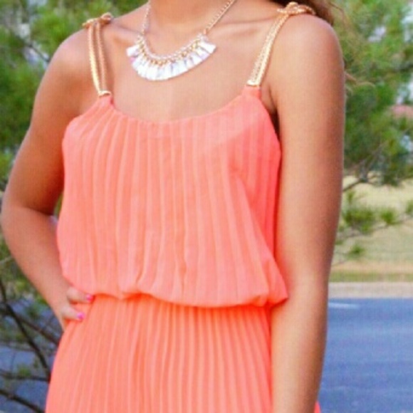 Maxi dress with pleated detail - Picture 3 of 3