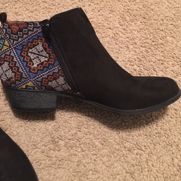 Patterned ankle booties - Picture 2 of 3