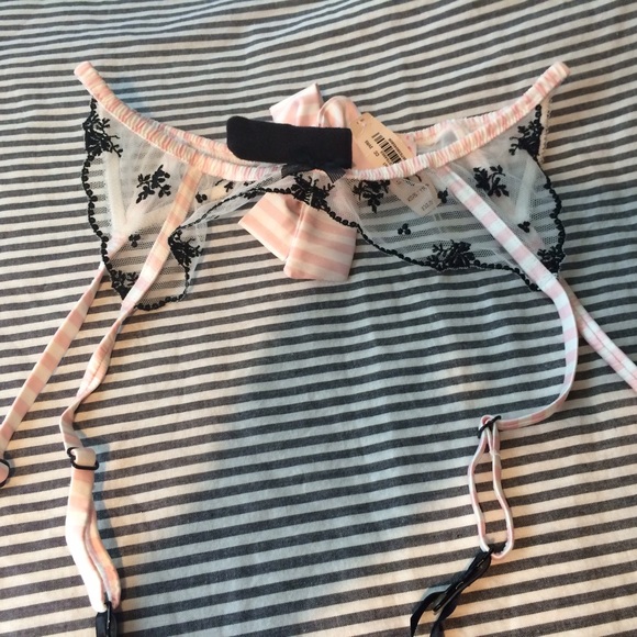VICTORIA'S SECRET GARTER BELT-- NWT!