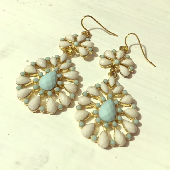 Like-New mint dangly earrings!