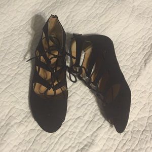 Flat, open toe, lace up, sandals!