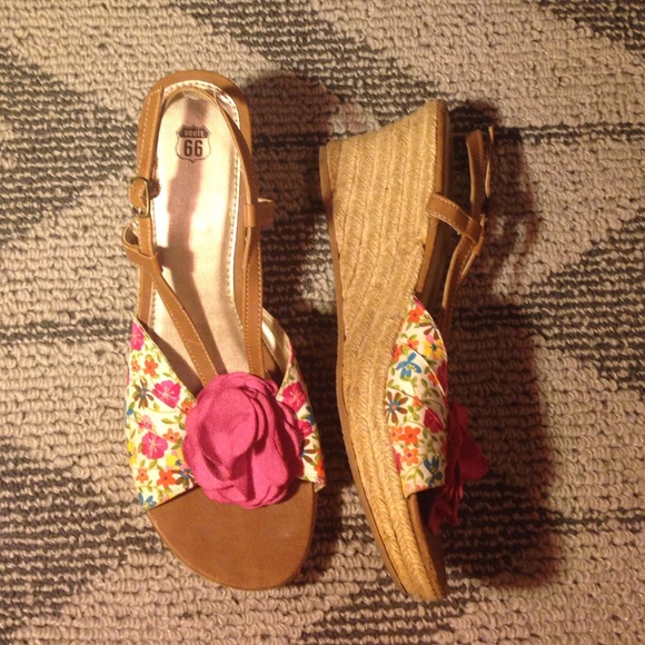 *DONATED* Floral Vintage Look Wedges LIKE NEW - Picture 1 of 4