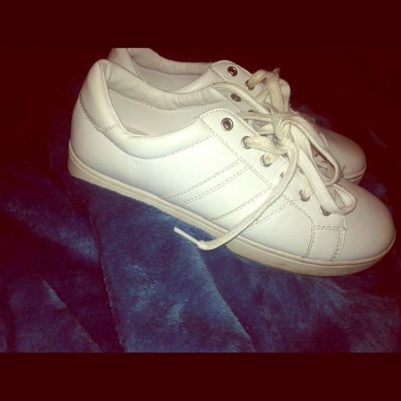 White shoes - Picture 1 of 1