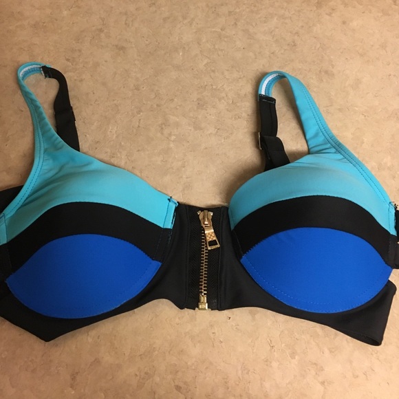 **REPOSH** cute blue and black swim top