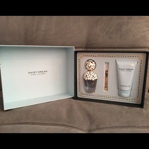 🎉 Price drop! Daisy Dream Set by Marc Jacobs 🌼