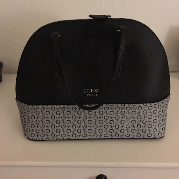 Gorgeous, Guess, large tote looking for new owner!