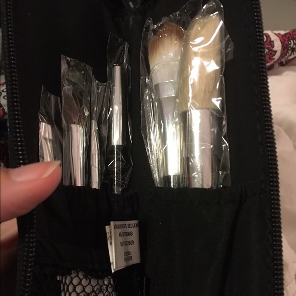 Set of 6 makeup brushes! - Picture 1 of 3