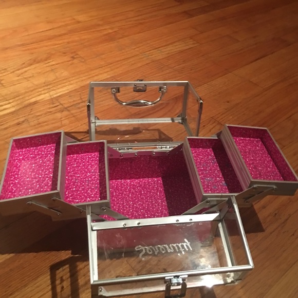 A nail kit box - Picture 2 of 3