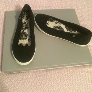 Sale, Sale, Sale Black and whites flats