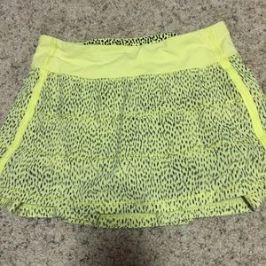 LuLulemon size 4 regular neon yellow skirt/skort.