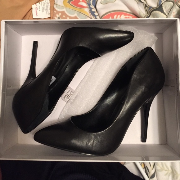 NEW Black pumps