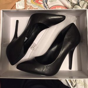 NEW Black pumps