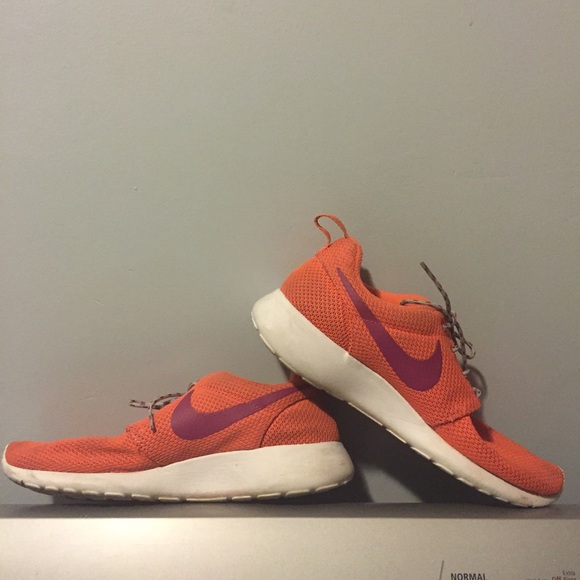 SOLD Nike Roche - Picture 3 of 4