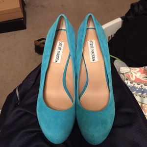 Turquoise suede pumps