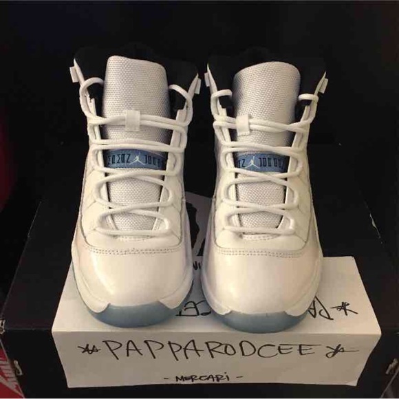 DS JORDAN 11 RETRO size 2.5y LEGEND BLUE - Picture 2 of 4