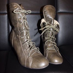 Rustic olive green high heeled boots😋