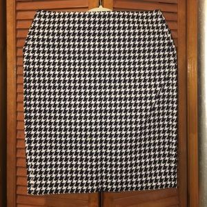 Houndstooth print pencil skirt