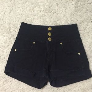 Cute shorts with 3 gold buttons on the front