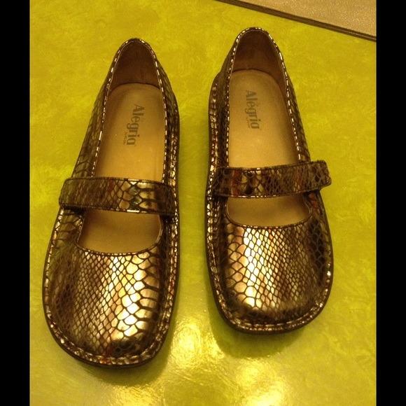 Algeria Shoes - Algeria. (MAKE AN OFFER)