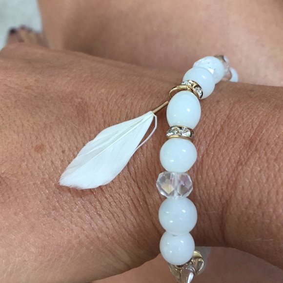 Absolutely  lovely white beads w/feather detail