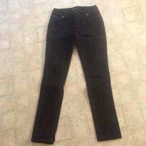 They are 77% cotton , 22% polyester, 1% spandex.