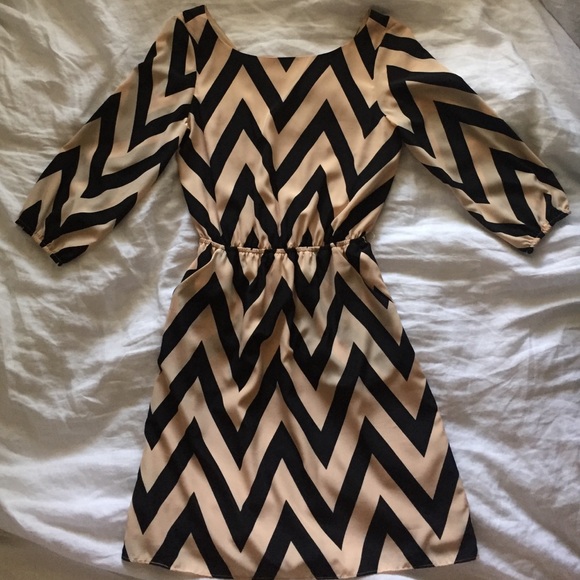 NWOT Gianni Bini Black and Nude Chevron Dress