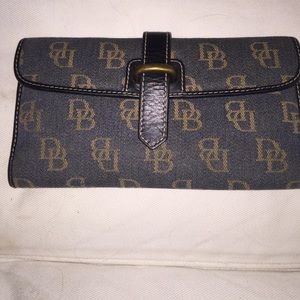 Dooney & bourke wallet