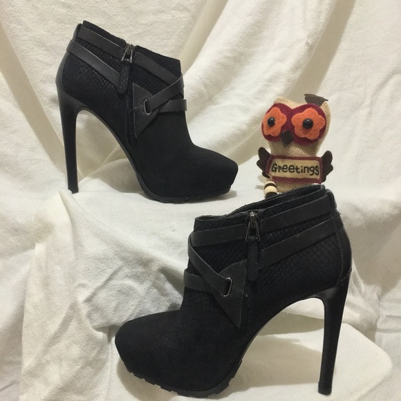 SOLD!!! STUNNING GUESS ANKLE BOOTS. BRAND NEW...NO TAGS. - Picture 2 of 4