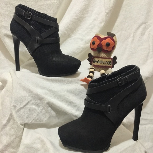 SOLD!!! STUNNING GUESS ANKLE BOOTS. BRAND NEW...NO TAGS. - Picture 1 of 4