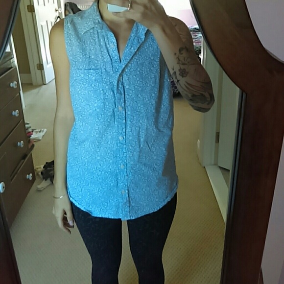 Sleeveless patterned blouse